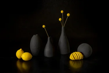 Żółte cytryny, czarne wazony