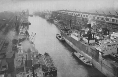 Wielki dok na północy, trzydzieści cztery mile od morza, a jeszcze port, c1935