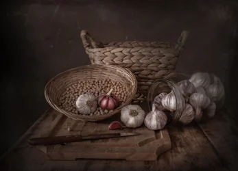 Ciemna, rustykalna martwa natura z czosnkiem