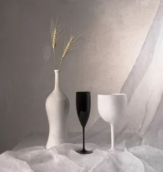 Elegancka monochromatyczna martwa natura