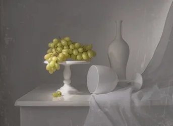 Elegancka martwa natura z białymi winogronami