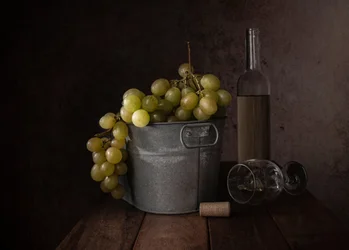 Rustykalna martwa natura z winem