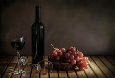 Wino i winogrona w stylu rustykalnym