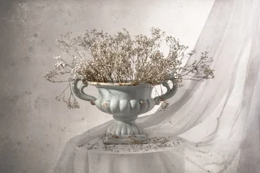 Martwa natura w stylu shabby chic z motywem kwiatowym