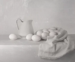 Białe jajka i dzbanek