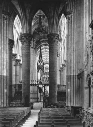 Wnętrze katedry w Rouen, Francja, 1937.