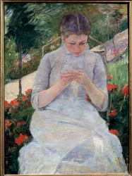 Młoda dziewczyna w ogrodzie mówi też „Kobieta szyjąca w ogrodzie”. Obraz Mary Cassatt (1844-1926), około 1880-1882. Olej na płótnie. Wymiary: 92x63cm. Muzeum Orsay