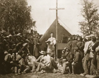 Ojciec Thomas H. Mooney prowadzący niedzielną mszę, 69 nowojorski pułk piechoty, 1861 (fotograwiura)