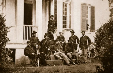 164. Ochotnicy Nowojorscy w kwaterze głównej generała McMahona, 1861-65 (zdjęcie w sepii)