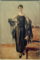 Genia Levine, stojąc