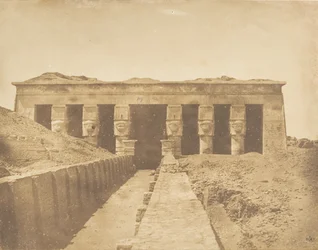 Fasada świątyni Atora w Dendera Tentyris, 1849-50.