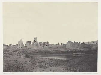Pałac Karnak, Południowe Propyleje; Teby