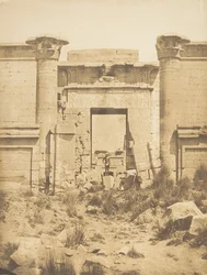Propyleje Thutmoseum w Tebach Medinet-habou, 1849-50.
