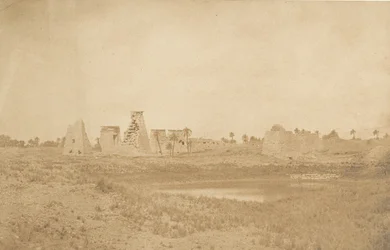 Widok na Propyleje Pałacu Karnac, zaczerpnięty z południowego wschodu, 1849-50.