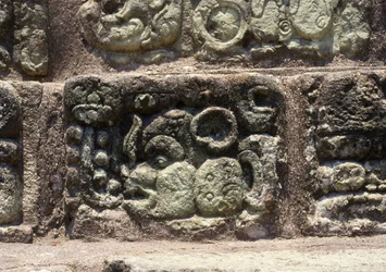 Glif miasta Copan na schodach hieroglificznych, Późny Okres Klasyczny (600-900) ok. 760 r. n.e.