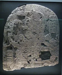 Fragment panelu z linijką, obszar Peten, okres późnego klasyku, 600-900 ne
