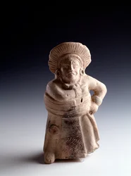 Sztuka prekolumbijska, cywilizacja Majów, okres klasyczny: antropomorficzna gliniana statuetka przedstawiająca gracza w piłkę, pełniąca funkcję instrumentu muzycznego. Z San Agustín Acasaguastlán, El Progreso, Gwatemala. Wymiary: 19 x 8,5 cm. Gwatemala