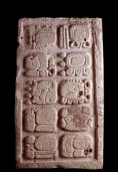 Sztuka prekolumbijska, cywilizacja Majów, okres klasyczny: fragment schodów z glifami w płaskorzeźbie. Wymiary 35,5 x 61 cm. Gwatemala, Narodowe Muzeum Archeologii i Etnologii