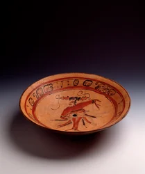 Sztuka prekolumbijska, cywilizacja Majów, okres klasyczny: trójnożne naczynie z malowanej gliny. Z Petén w Gwatemali. Wymiary: wys. 7,7 x śr. 35,2 cm. Gwatemala, Museo Nazionale di Archeologia e Etnologia