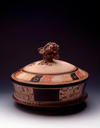 Sztuka przedkolumbijska, cywilizacja Majów, początkowy okres klasyczny: gliniana waza z pokrywką ozdobioną głową jaguara. Z Tikal, Gwatemala Sun. h. 26,5 x duży. 31 cm Gwatemala, Museo Nazionale di Archeologia e Etnologia - Sztuka prekolumbijska, Cywilizac