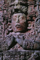 Stela w Grand Plaza (kamień) (detal z 231827)