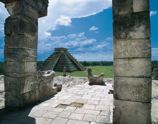 Świątynia Wojowników i piramida Kukulkana (lub Zamek) w Chichén Itzá (Jukatan, Meksyk). Architektura prekolumbijska, postklasyczna sztuka Majów (XII wiek).