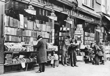 Księgarnia przy Charing Cross Road, Londyn, 1926-1927.