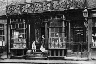Front sklepu, Artillery Lane, niedaleko Bishopsgate, Londyn, 1926-1927.