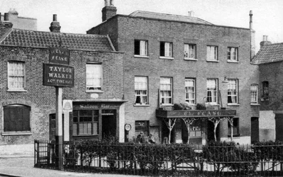 Piwiarnia Flask, Highgate Village, Londyn, 1926-1927.