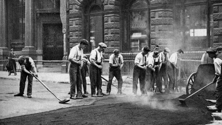 Robotnicy układający smołę i asfalt w Cornhill, Londyn, 1926-1927