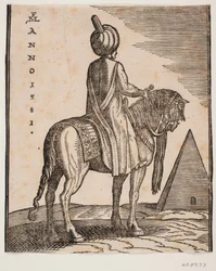 Odziany w turban, nieuzbrojony jeździec widziany ukośnie z tyłu; tj. w tle piramida