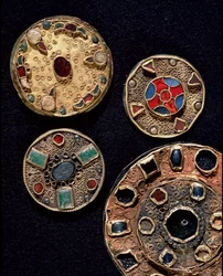 Archeologia średniowiecza. Sztuka barbarzyńska Galii: fibule, od łacińskiego fibula, oznaczającego zapinkę, ze złotego i srebrnego filigranu, styl polichromiczny. Francja, okres merowiński, VI-VII wiek. Strasburg, Muzeum Archeologiczne Palais R