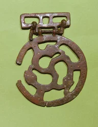 Ozdoba paska znaleziona w Saint-Denis we Francji (metal)