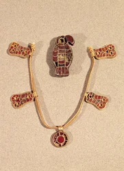 Broszka w kształcie orła i naszyjnik, IV-VI w. (emalia złota i cloisonne)