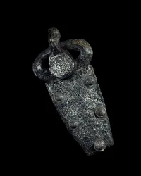 Sztuka merowińska: płytka sprzączki pasa z żelaza damaskowanego srebrem. 650-700 n.e. Paryż, Musée Carnavalet.