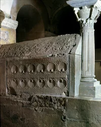 Sztuka Merowingów: cenotaf opatki Theodechilde (lub Telchide) (zm. 662 ne). Kamienny pomnik nagrobny. Opactwo Jouarre (Sekwana i Marna)