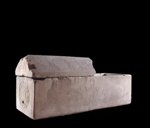 Sztuka Merowingów: sarkofag Charentona na Cher zdobi sceny męczeństwa Daniela w jaskini lwów. VII wiek. Bourges, Muzeum Jagód