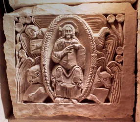 Sztuka merowińska: Chrystus tetramorficzny. Dolny relief grobowca Agilberta, biskupa Paryża, VII wiek. Kamienny pomnik nagrobny. Opactwo w Jouarre, Sekwana i Marna.