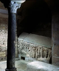 Sztuka merowińska: grób Agilberta (VII wiek), biskupa Paryża. Kamienny pomnik nagrobny. Opactwo Jouarre (Sekwana i Marna).