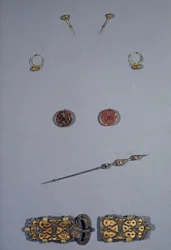 Art Merowing (Gaul): Zestaw królowej franków Arnegonde lub Aregonde (v.515-600), około 570. Żona Clotaire I (511-561). Od góry do dołu: para szpilek z filigranowego srebra i złota, para kolczyków ze srebra cloisonne, filigranowej miedzi, granatu,