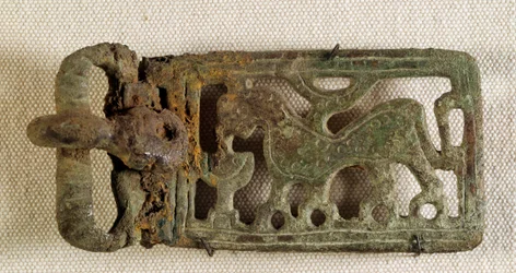 Sztuka merowińska: sprzączka do pasa przedstawiająca fantastyczne zwierzę. Galia, VI wiek. Narodowe Muzeum Archeologiczne, Saint-Germain-en-Laye