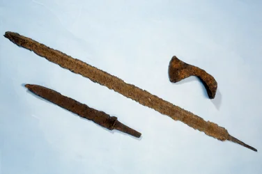 Sztuka merowińska: żelazne fibule i franciska (topór) z Normandii. 475-525 n.e. Muzeum Archeologii Narodowej, Saint-Germain-en-Laye