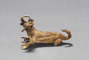 Wisiorek jeleń jedzący kukurydzę, ok. 1900 r. 1000-1550 (odlew złota)