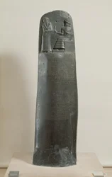 Kodeks Hammurabiego: bóg Szamasz dyktujący swoje prawa Hammurabiemu, królowi Babilonu, znaleziony w Suzie w Iranie ok. 1750 pne (dioryt) (szczegóły patrz 69507)