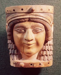 Głowa kobiety, zwana Damą ze studni lub Moną Lisą z Nimrudu, z pałacu Salmanasara III, 1400-612 p.n.e.