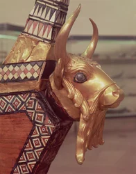 Głowa byka, dekoracja z harfy, 2800-2300 pne (złocone drewno) (zob. 199559)