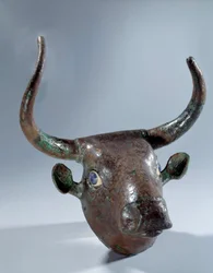 Mezopotamie: Miedziana głowa byka (mebel lub harfa). Okres sumeryjski. 2500 pne. od Tello. Słońce 0,19 m Paryż, Musee du Louvre
