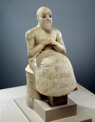Sztuka Mezopotamii: Statua Intendenta Ebiha-ila. Rzeźba albastra, muszli, lapis-lazuli i łupka, ok. 2500 pne (okres sumeryjski, ok. 2900-2200 pne). Od Mari. Wysokość: 0,525m.