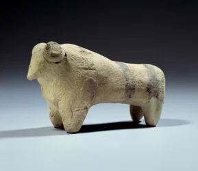 Medopotamie: statuetka byka z terakoty z malowanymi paskami. Okres Obeidów (5000-4000 p.n.e.) 4700-4200 p.n.e. Paryż, Luwr