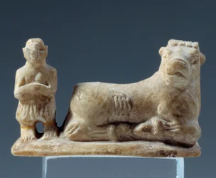 Mezopotamia: poświęcenie ofiarowania byka bóstwu. Statuetka z wapienia. Z Sumeru, Południowej Mezopotamii. 2500-2400 pne. Paryż, Luwr